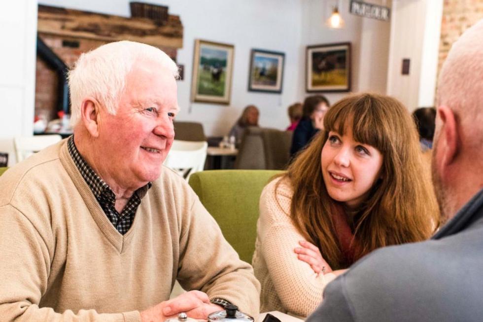 How to Tell Family Members That Mom or Dad Have Alzheimer's Disease